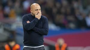 Manolo González pensativo en la banda durante el derbi contra el FC Barcelona en el estadio Lluis Companys