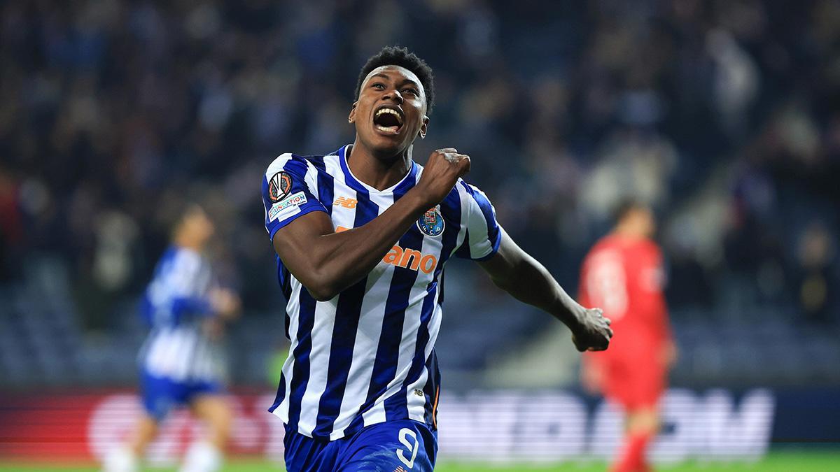 Samu Aghehowa celebra su gol ante el Midtjylland en el partido de la Europa League