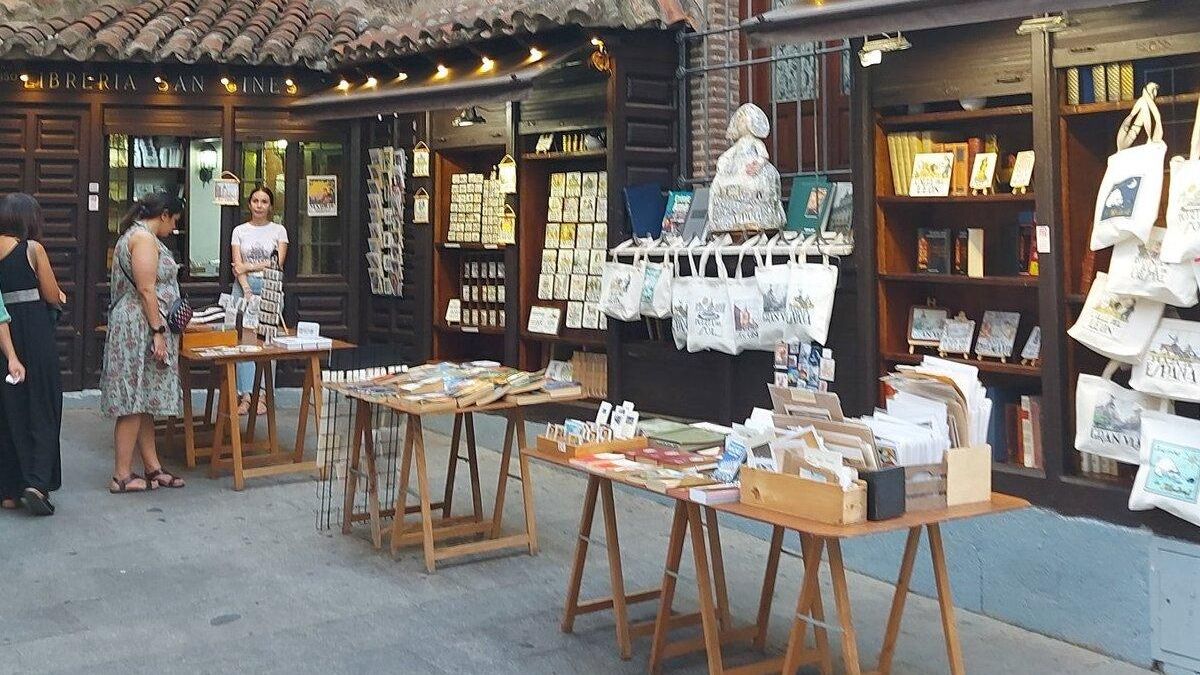 La Librería San Ginés cambia los libros por souvenirs: "La imagen duele"