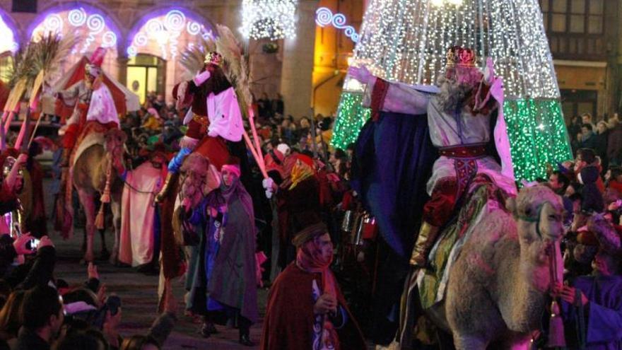 Los Reyes Magos llegan a la Plaza Mayor.