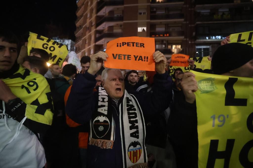 El 11-F, en imágenes: El valencianismo protesta contra Peter Lim