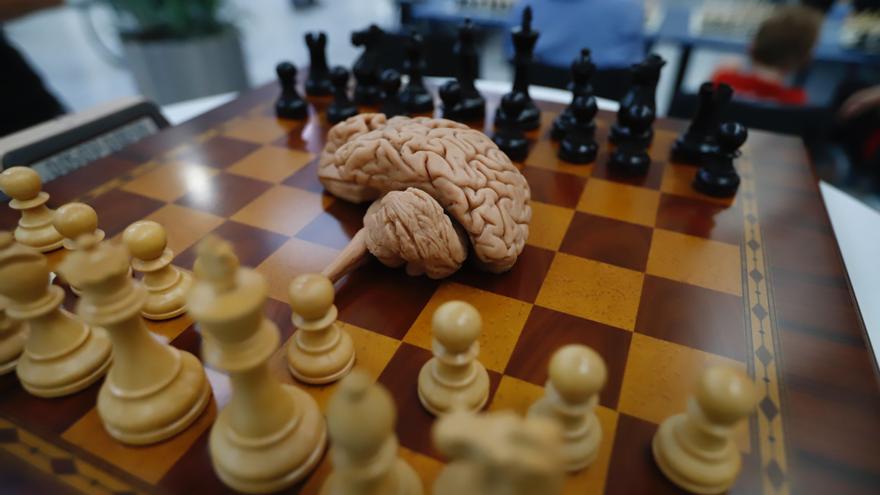 El hospital Reina Sofía se convierte en un gran tablero de ajedrez frente al alzhéimer