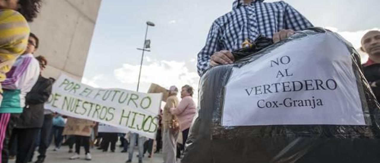 Una protesta contra la instalación de la planta de transferencia en Cox, que no tenía terrenos