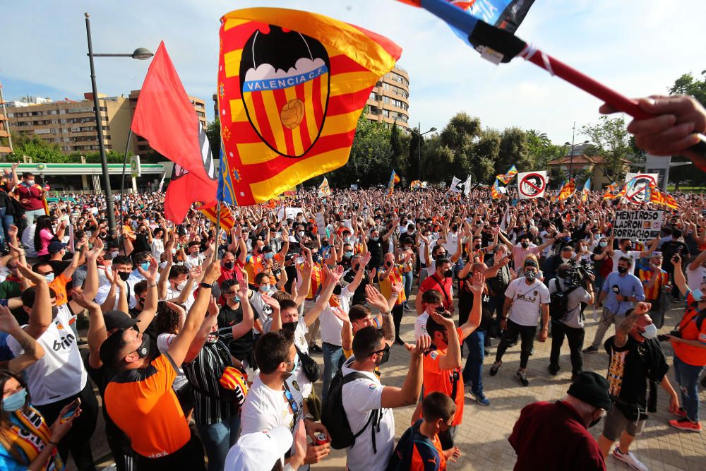 Manifestación de la Afición del Valencia contra Peter Lim