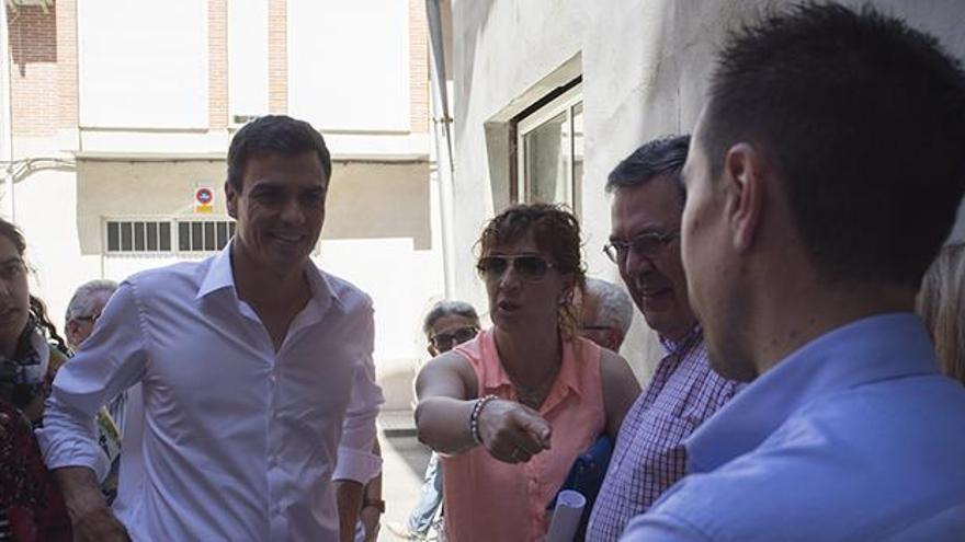 Pedro Sánchez saluda a militantes y concejales a su llegada a Benavente