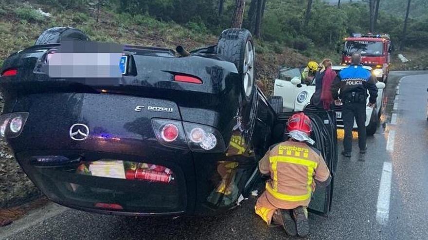 Bolca amb el cotxe després de xocar amb unes roques a la GI-614 a Cadaqués