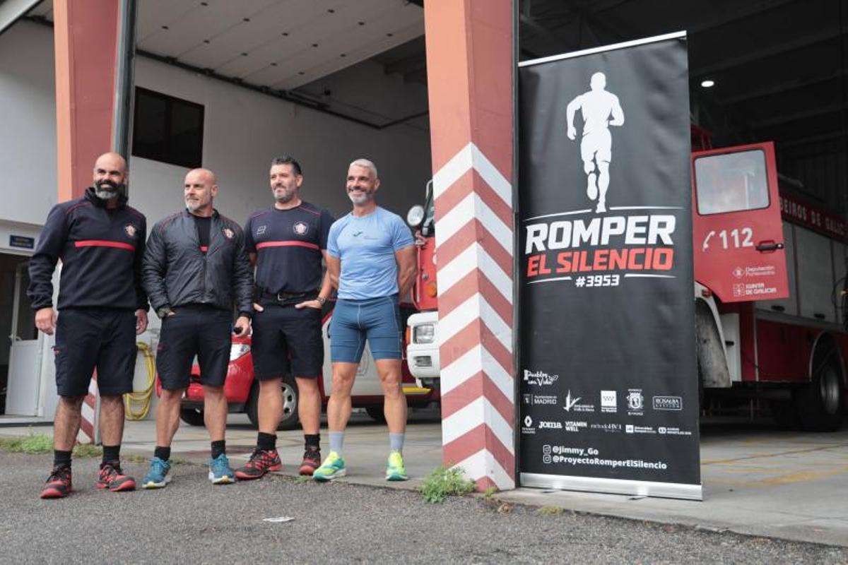 Jaime Domínguez, a la derecha de la imagen, junto a compañeros bomberos de Vilagarcía.