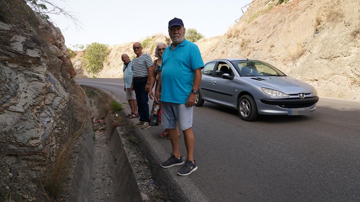 Cuatro vecinos de Monte Dorado, el martes, en el peligroso tramo del Camino del Colmenar.