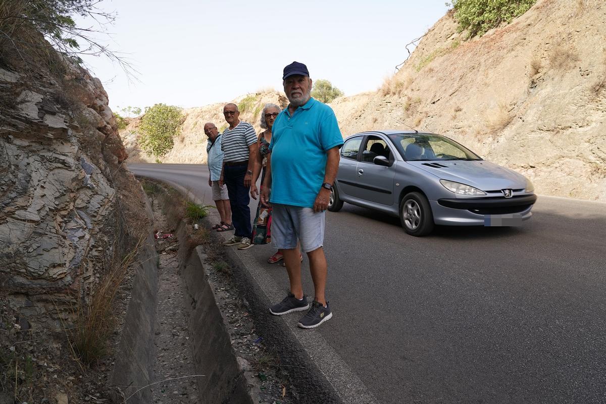 Cuatro vecinos de Monte Dorado ayer, en el peligroso tramo del Camino del Colmenar.