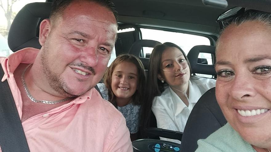 Manuela, con sus padres y su hermana, camino de un concierto inolvidable para ella.