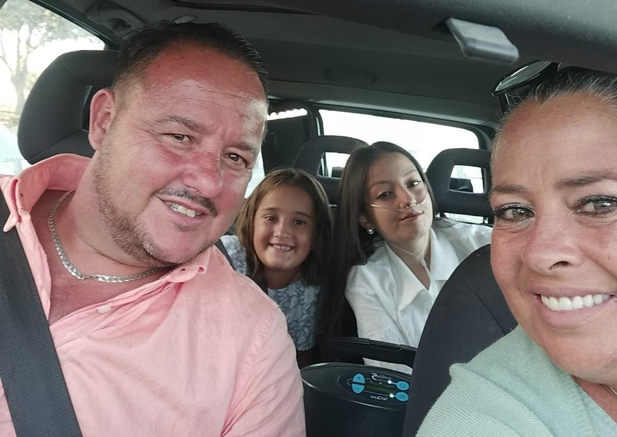 Manuela, con sus padres y su hermana, camino de un concierto inolvidable para ella.