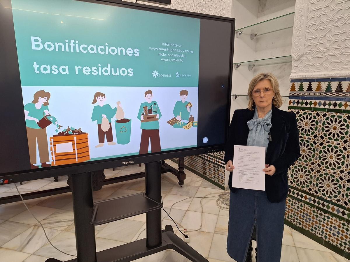 Tatiana Pozo, durante la rueda de prensa sobre las bonificaciones de la tasa de basura en Puente Genil.