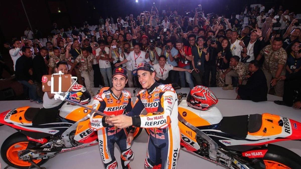 Dani Pedrosa y Marc Márquez, hoy en la multitudinaria presentación en Jakarta.