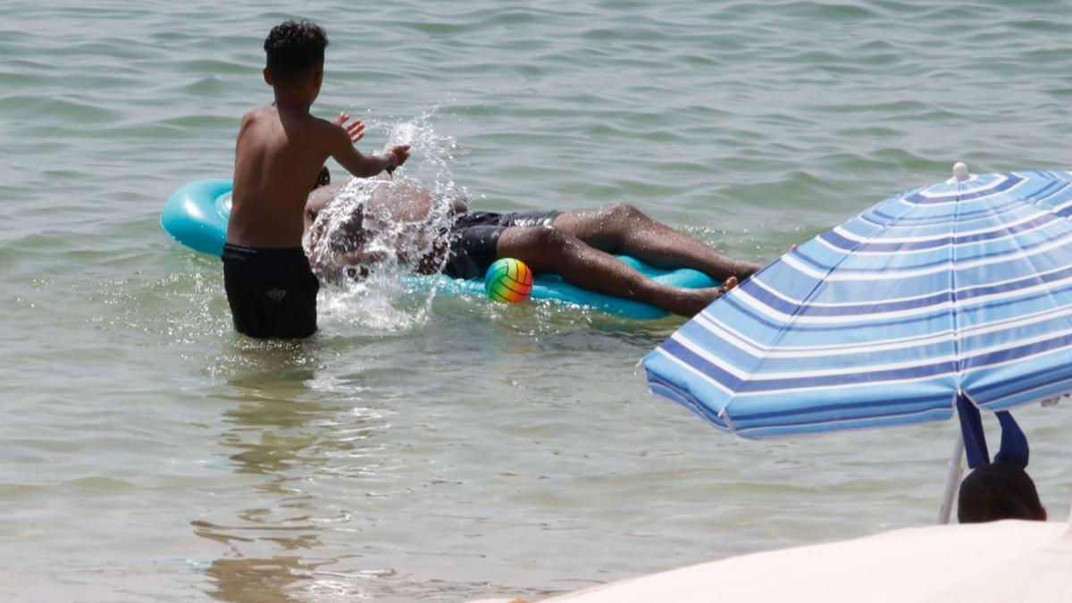 Bañistas durante una ola de calor el pasado mes de agosto en Eivissa.