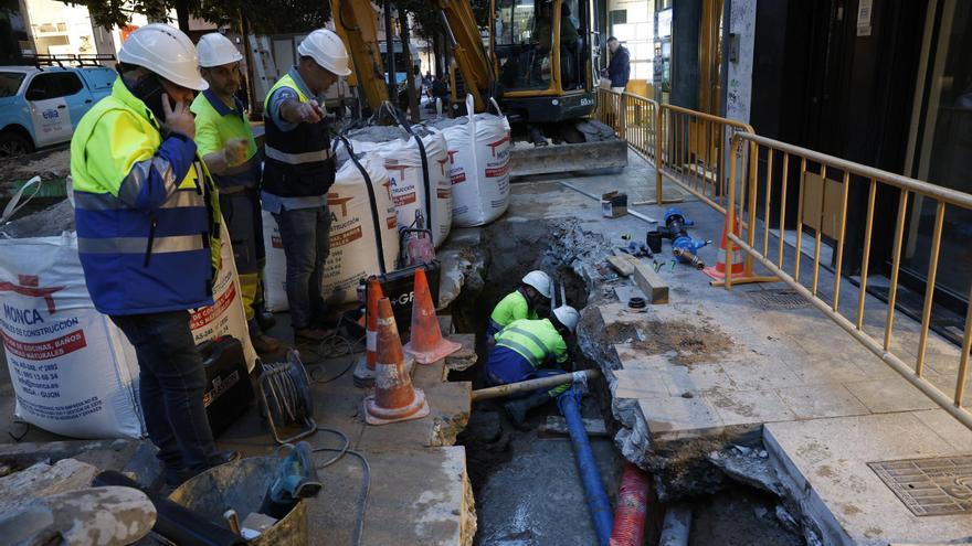 Vídeo: Operarios de la EMA arreglando el suministro de agua en la calle Asturias