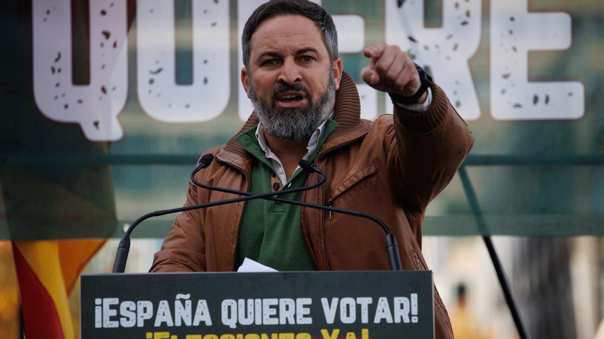 El líder nacional de Vox, Santiago Abascal, interviene durante la protesta por la derogación del delito de sedición del Código Penal, a 27 de noviembre de 2022, en Madrid (España).