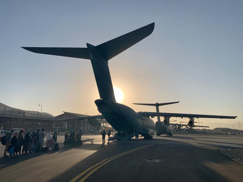 FOTOGALERÍA | La evacuación de Afganistán desde los ojos de Roberto Moya y Javier Ferrer, dos militares de la Base Aérea de Zaragoza