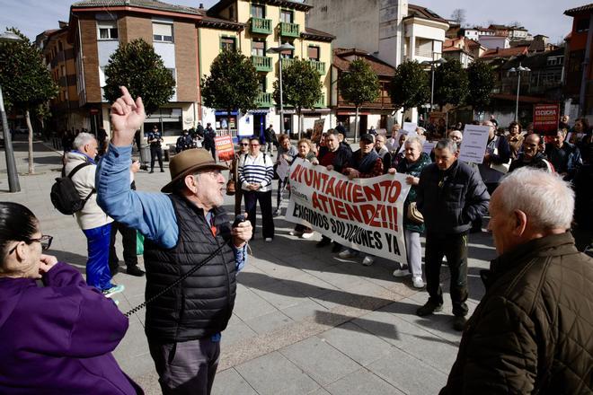 Protesta de los vecinos de Barredos, en Laviana, reclamando mejoras para la localidad