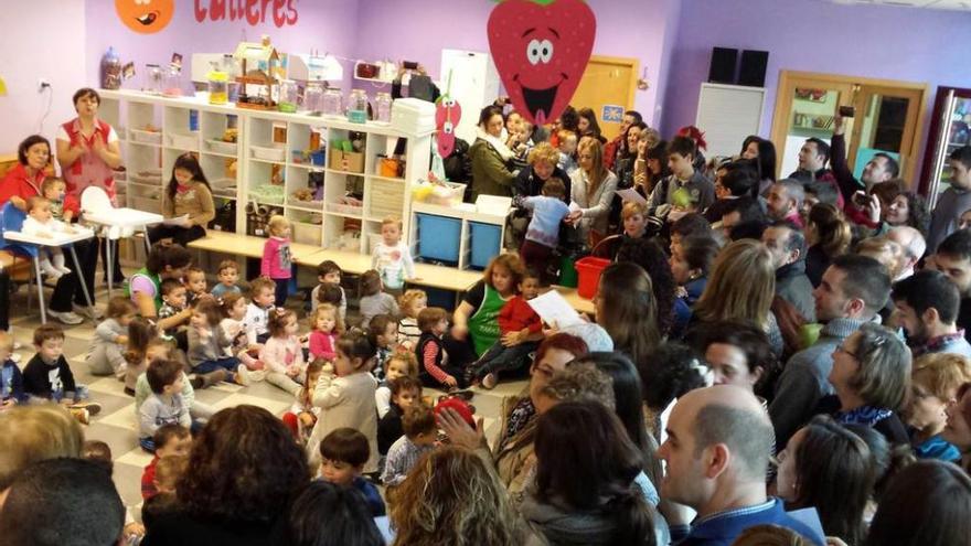 Celebración de un acto navideño en la escuela infantil.