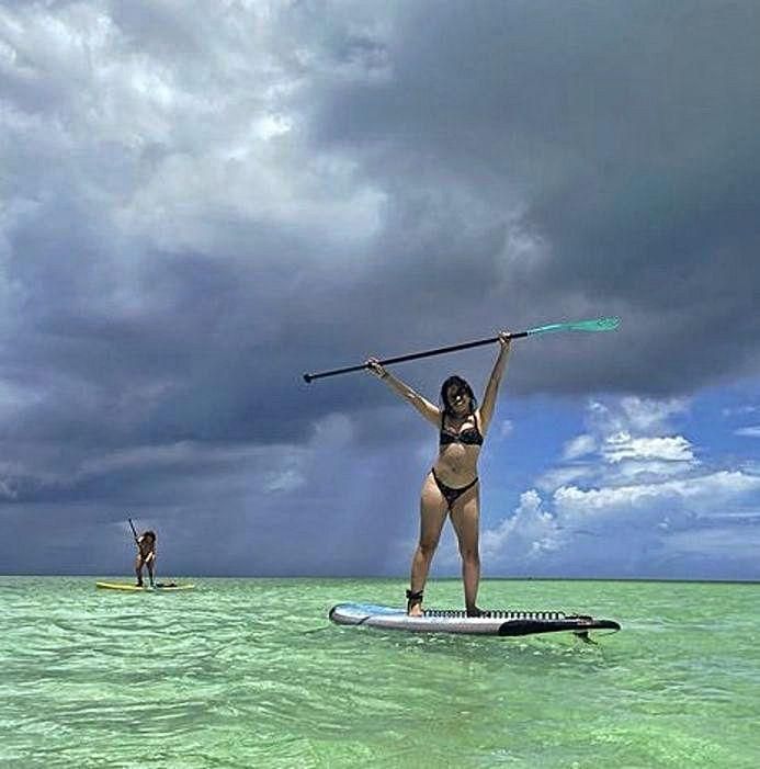 Camila Cabello haciendo paddle surf.