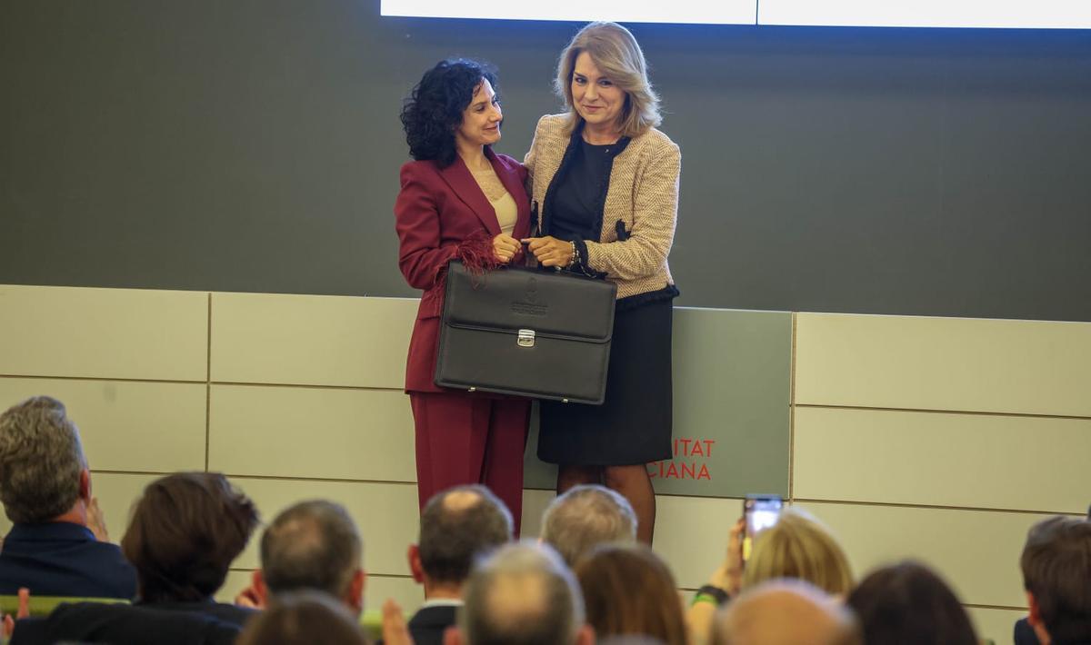 Elena Albalat recibe la cartera de Servicios Sociales de Camarero.