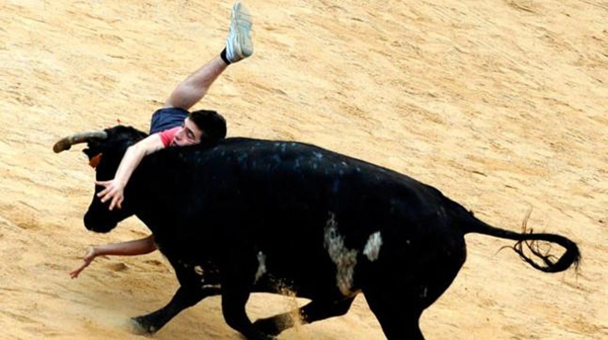 Un mosso, ferit per un toro durant un ’encierro’.