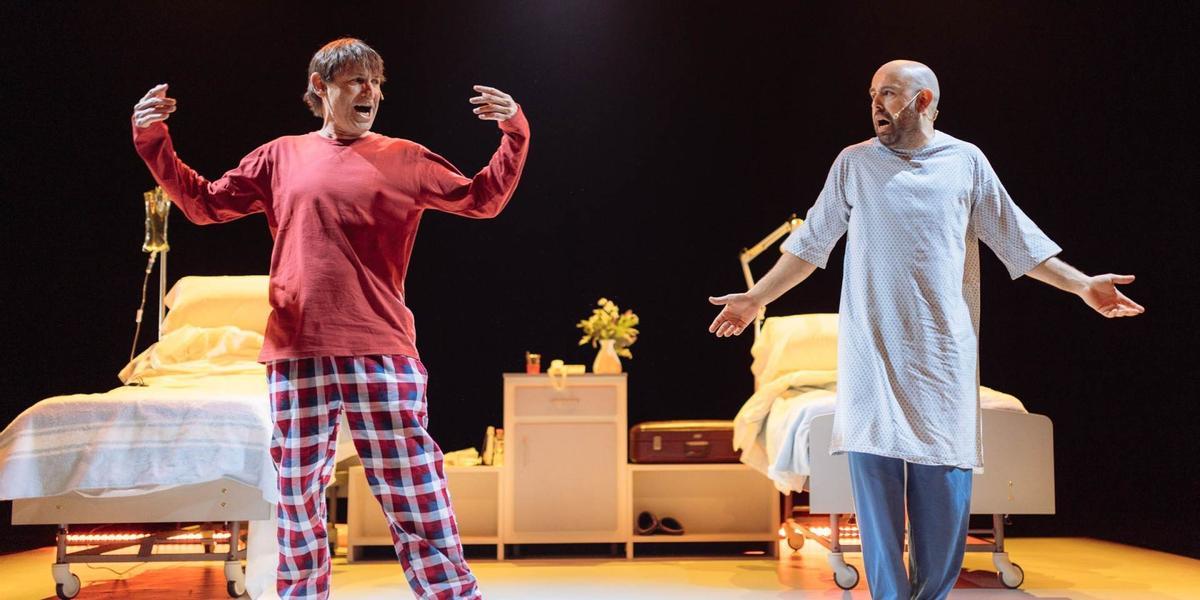 Albert Pla y Peyu, cantan a dúo en un momento de 'Hamlet'.