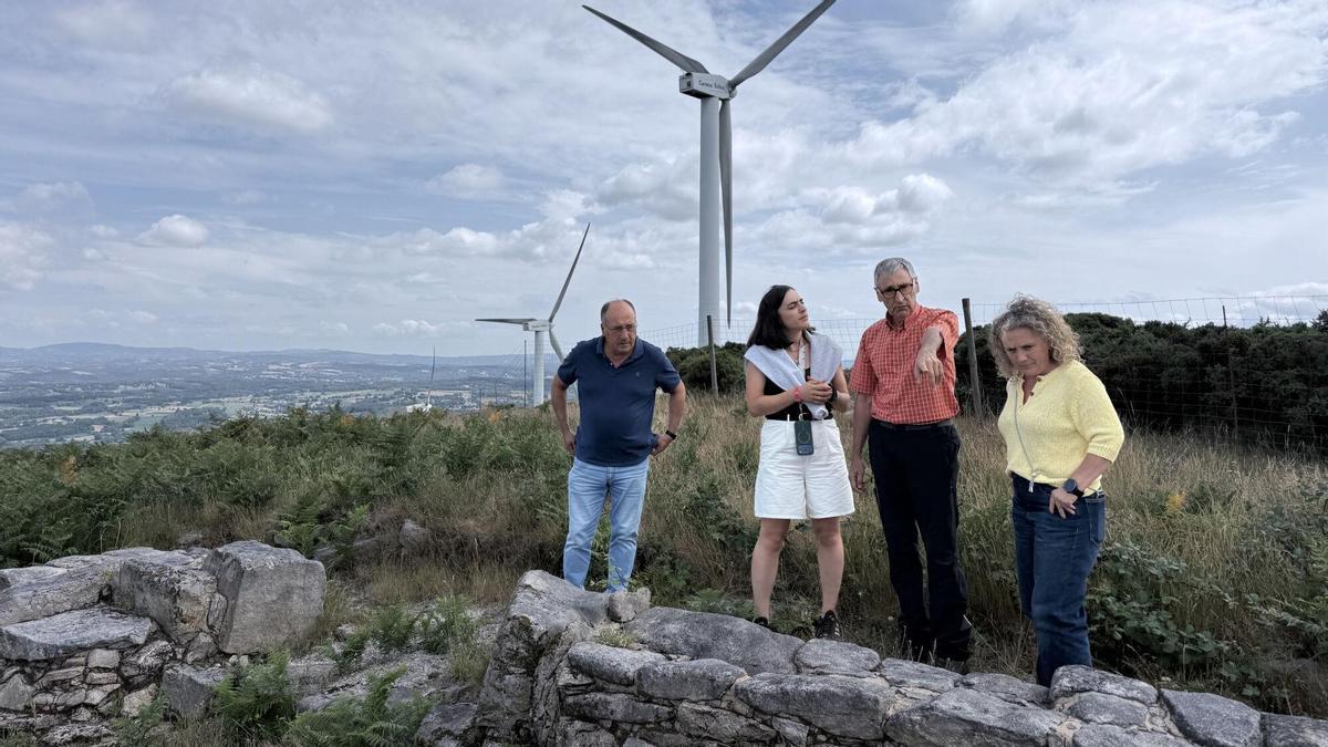 López y Forno, en O Carrio, con representantes de la comunidad de Bermés.