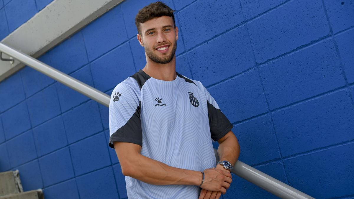 Sant Adrià de Besós. 10.08.2023. Deportes. Entrevista al jugador del RCD Espanyol, javi Puado, en las instalaciones de la ciudad deportiva Dani Jarque. Fotografía de Jordi Cotrina