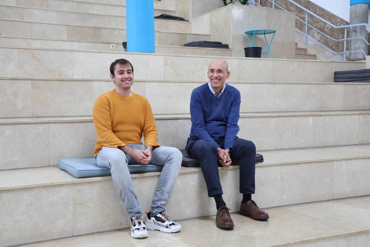 Miguel Morona y Fernando Pérez, en el vestíbulo de la Escuela de Telecomunicaciones.