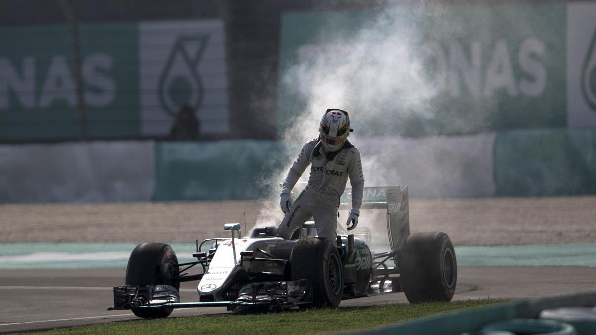 Hamilton sale de su Mercedes tras el fallo del vehículo, durante el GP de Malasia.