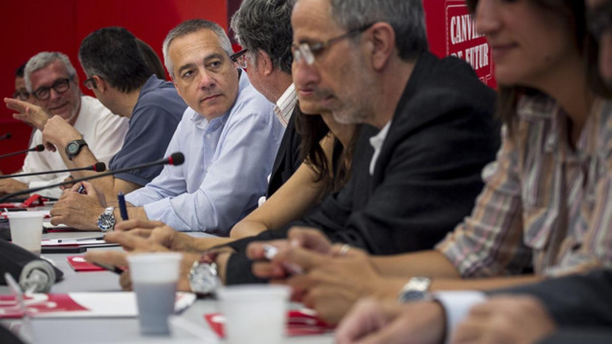 Pere Navarro junto al resto de dirigentes de la ejecutiva socialista, ayer, en la sede del PSC.