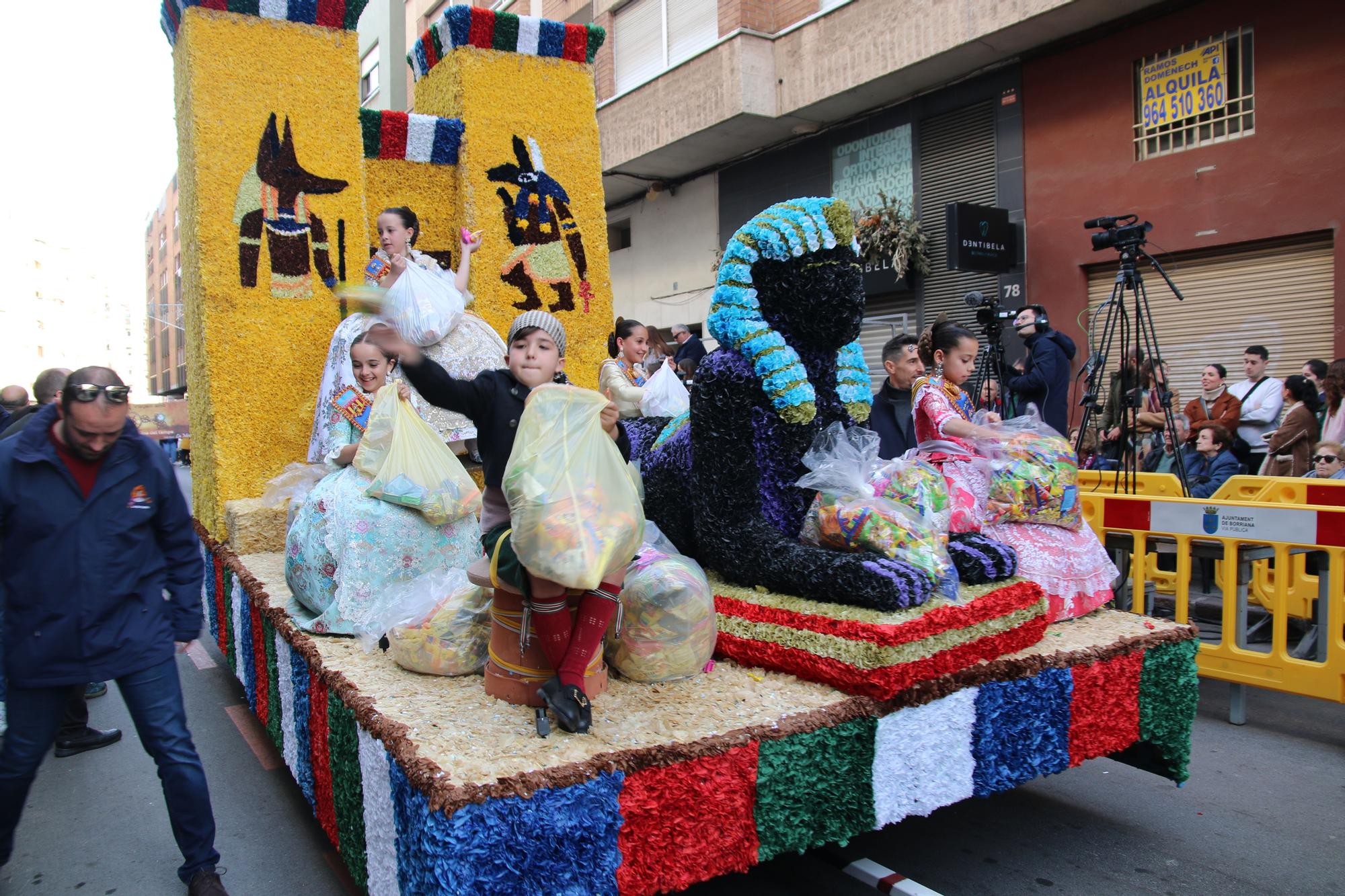 Búscate en las fotos del premio al Barri València en la cabalgata del Ninot infantil de Burriana