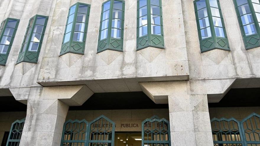 Entrada de la Biblioteca Pública Antonio Odriozola de Pontevedra.