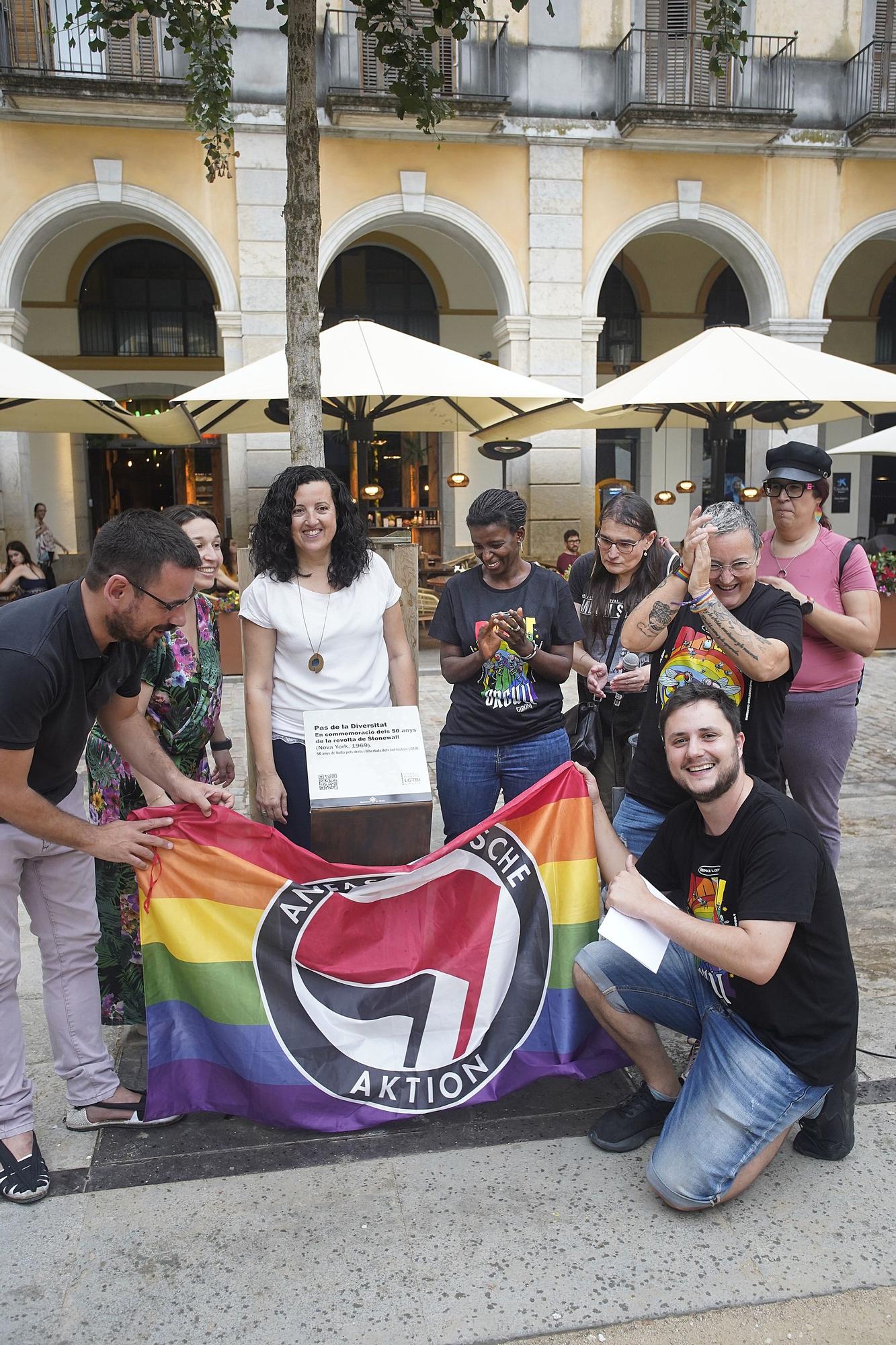 Les imatges de la restitució de la placa de Girona dels 50 anys de la revolta Stonewall