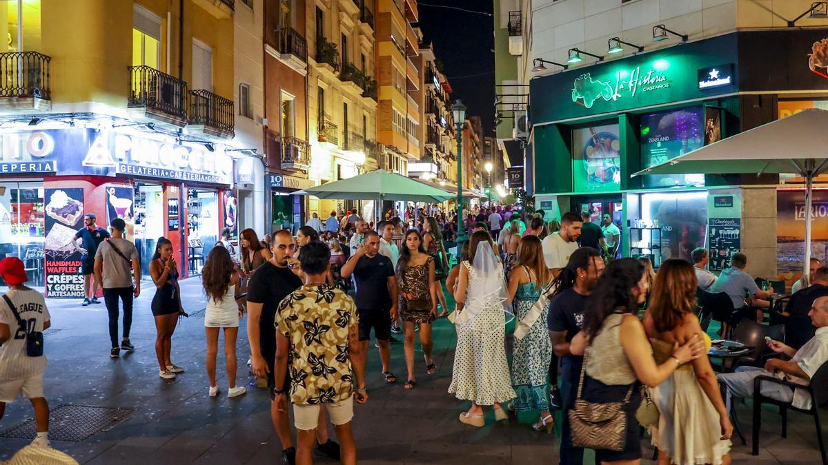 Ambiente nocturno en una calle de Alicante, el pasado mes de agosto.