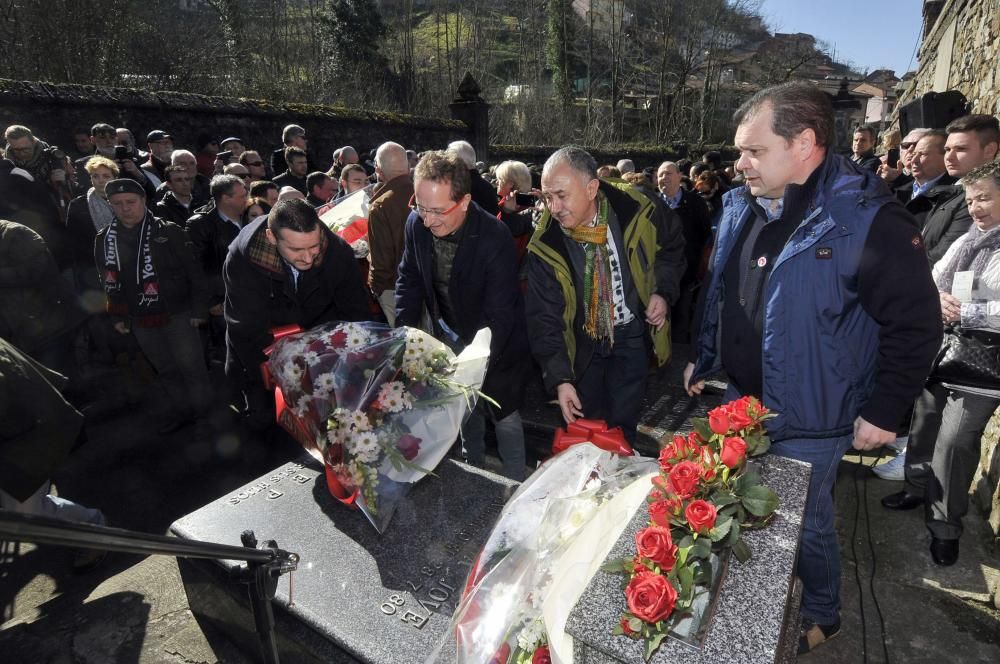 Homenaje al fundador del SOMA, Manuel Llaneza