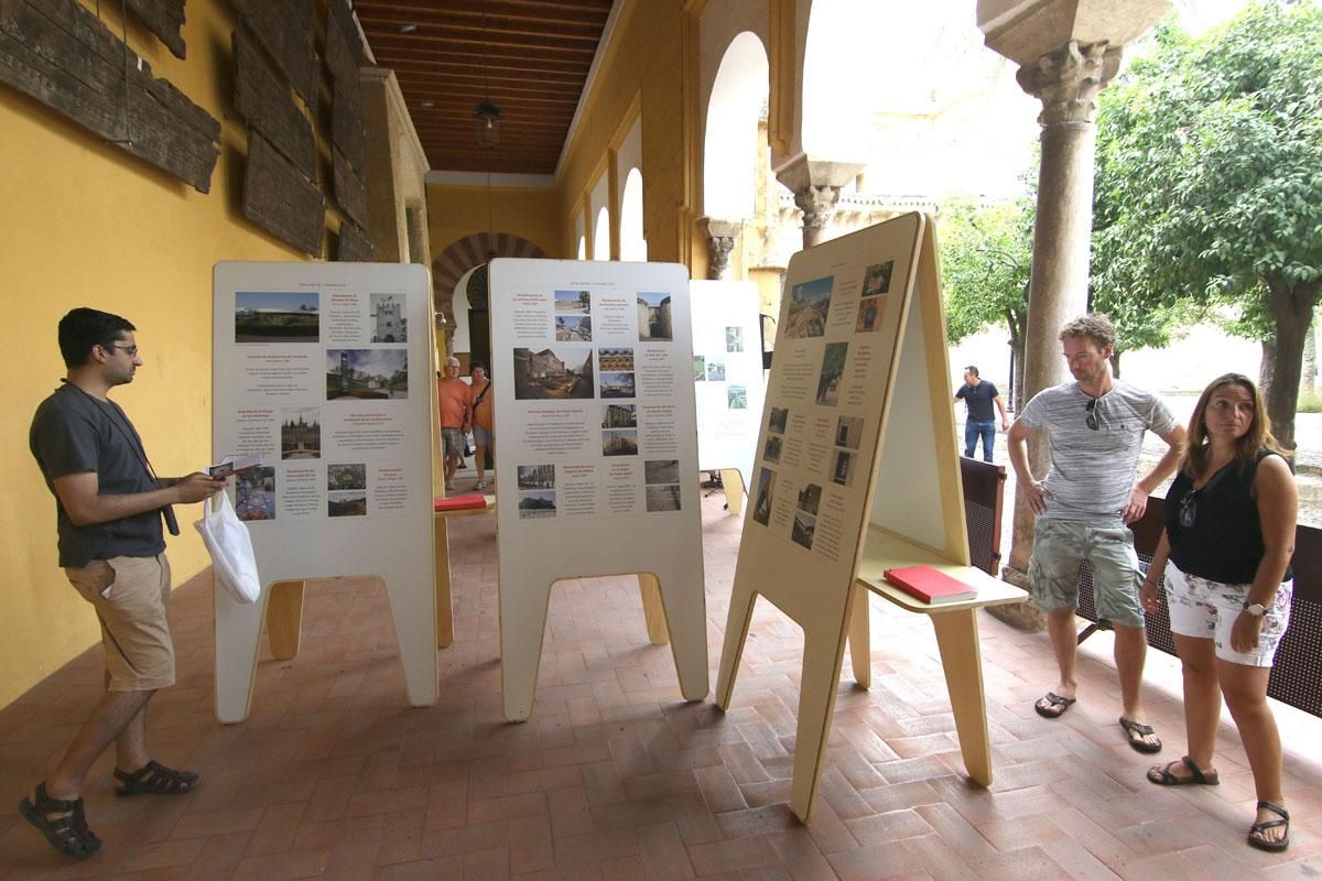 Exposición sobre patrimonio español en el patio de los Naranjos