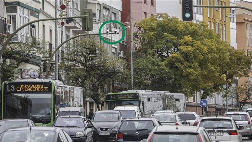 Peatones y conductores de Cáceres consideran que los fotorrojos garantizan la seguridad en las calles