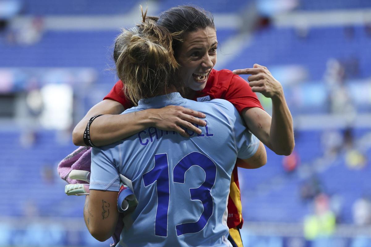 Aitana y Cata Coll celebrando el paso a semifinales