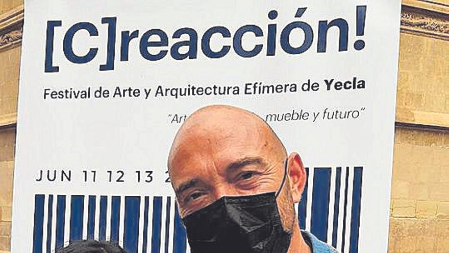 La alcaldesa de Yecla y el artista Lidó Rico