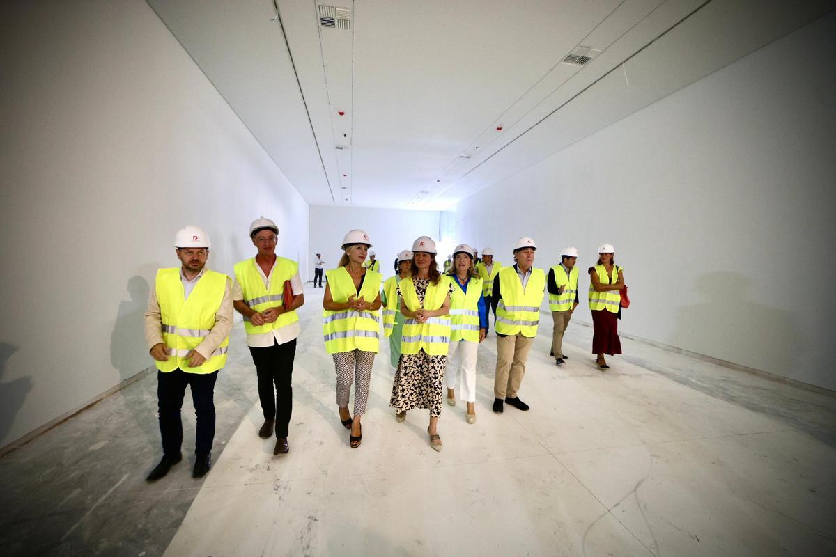 Visita de la consejera y el equipo del CAAC, a la obra del Pabellón del siglo XV el pasado julio.