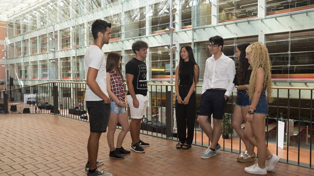 Un grupo de estudiantes en la Universitat Pompeu Fabra.