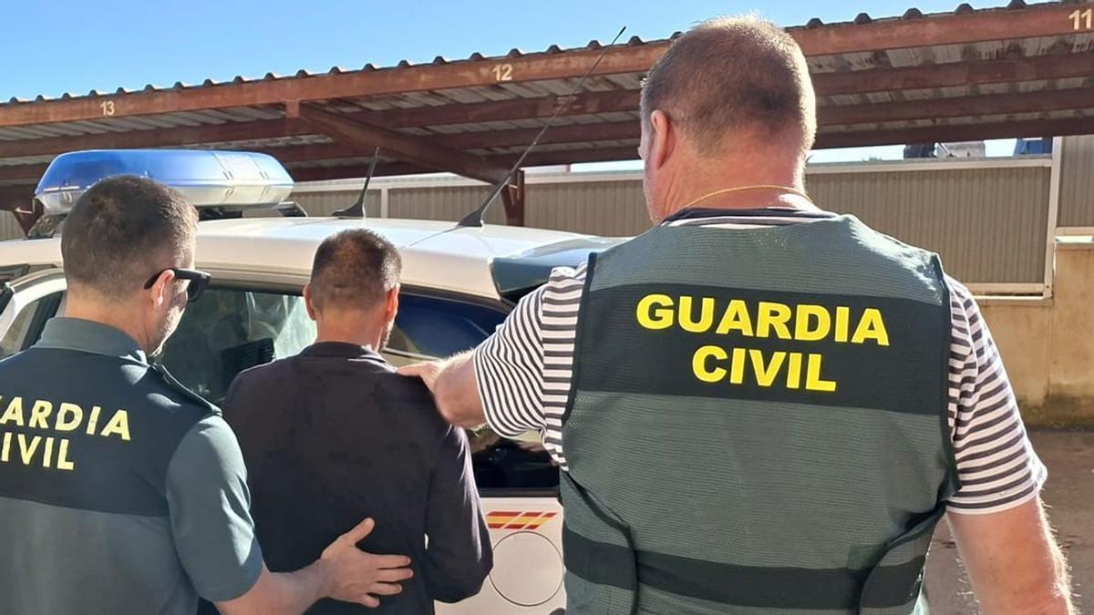 Arresto de uno de los sospechosos por parte de la Benemérita.