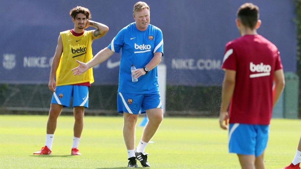 Koeman da órdenes en el entrenamiento del Barça.