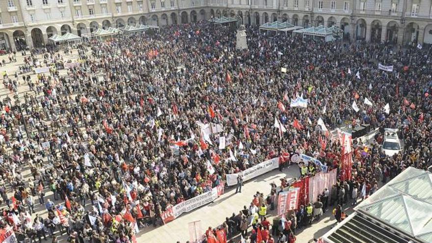Los miles de manifestantes concentrados en la plaza de María Pita tras recorrer las calles del centro a la espera del cierre por parte de los responsables sindicales. / 13fotos