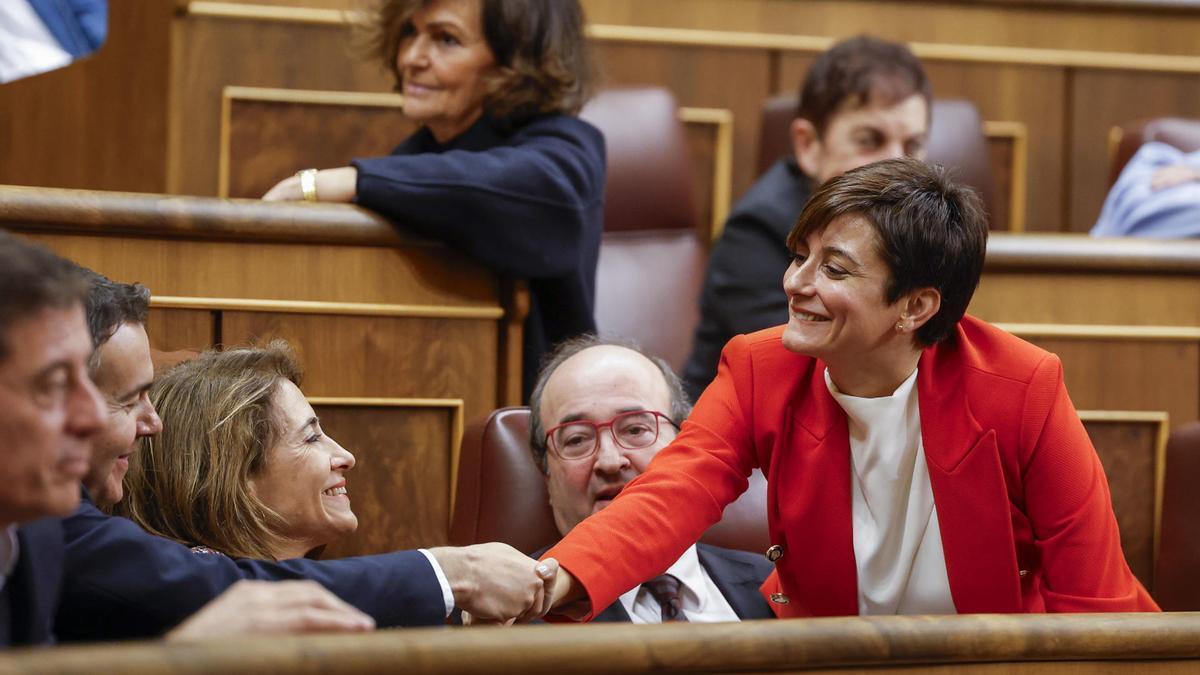 La ministra de Vivienda, Isabel Rodríguez, saluda a otros diputados durante el último pleno del Congreso.