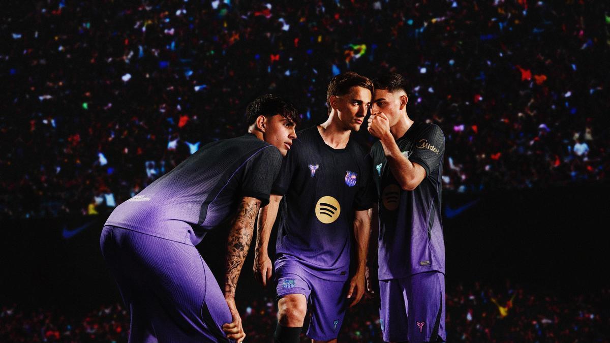 Marc Bernal, Gavi y Pedri posan con la nueva segunda equipación del Barça para la temporada 2026/27
