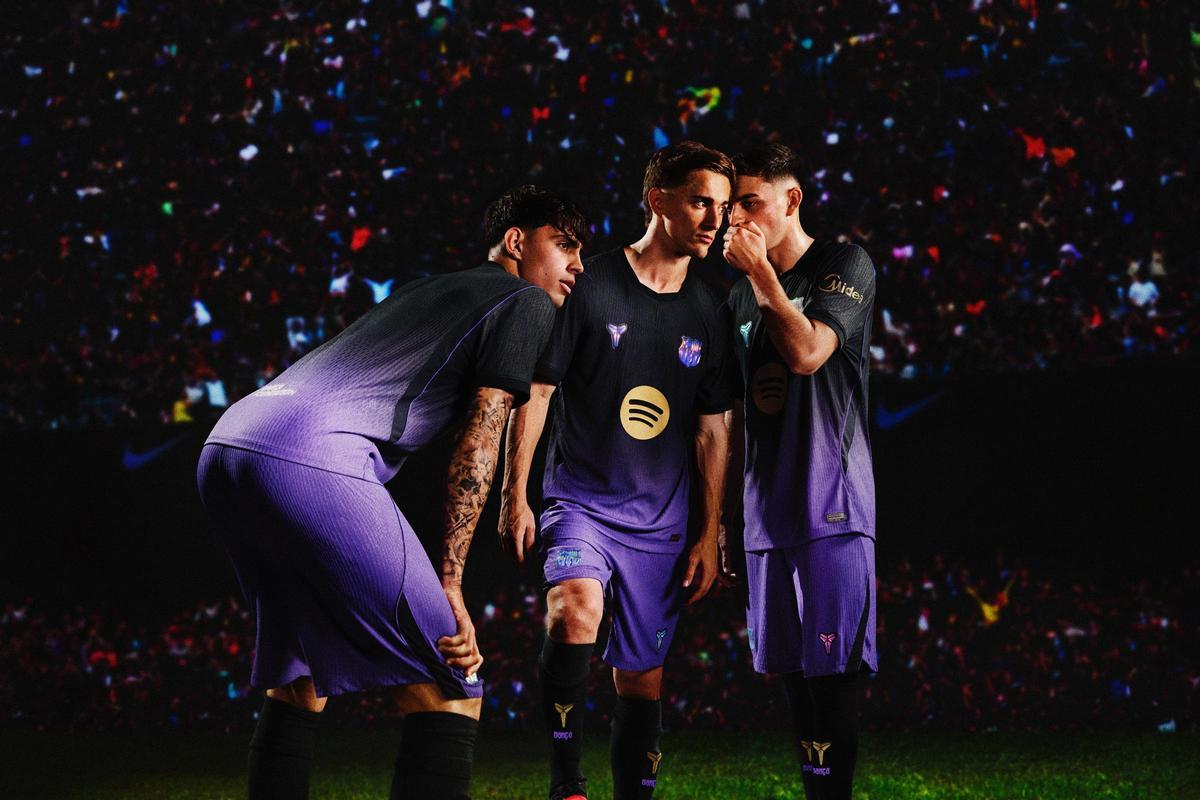 Marc Bernal, Gavi y Pedri posan con la nueva segunda equipación del Barça para la temporada 2026/27