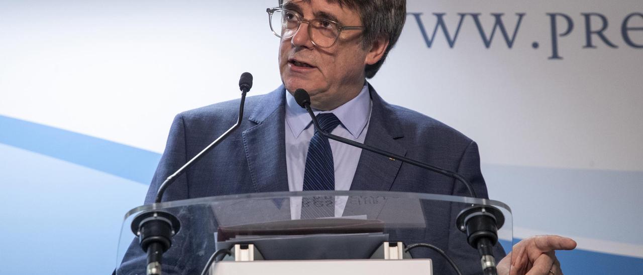 El expresidente de la Generalitat y eurodiputado de Junts, Carles Puigdemont, comparece en una rueda de prensa para explicar los detalles del acuerdo de investidura con el PSOE, en el Parlamento Europeo, a 9 de noviembre de 2023